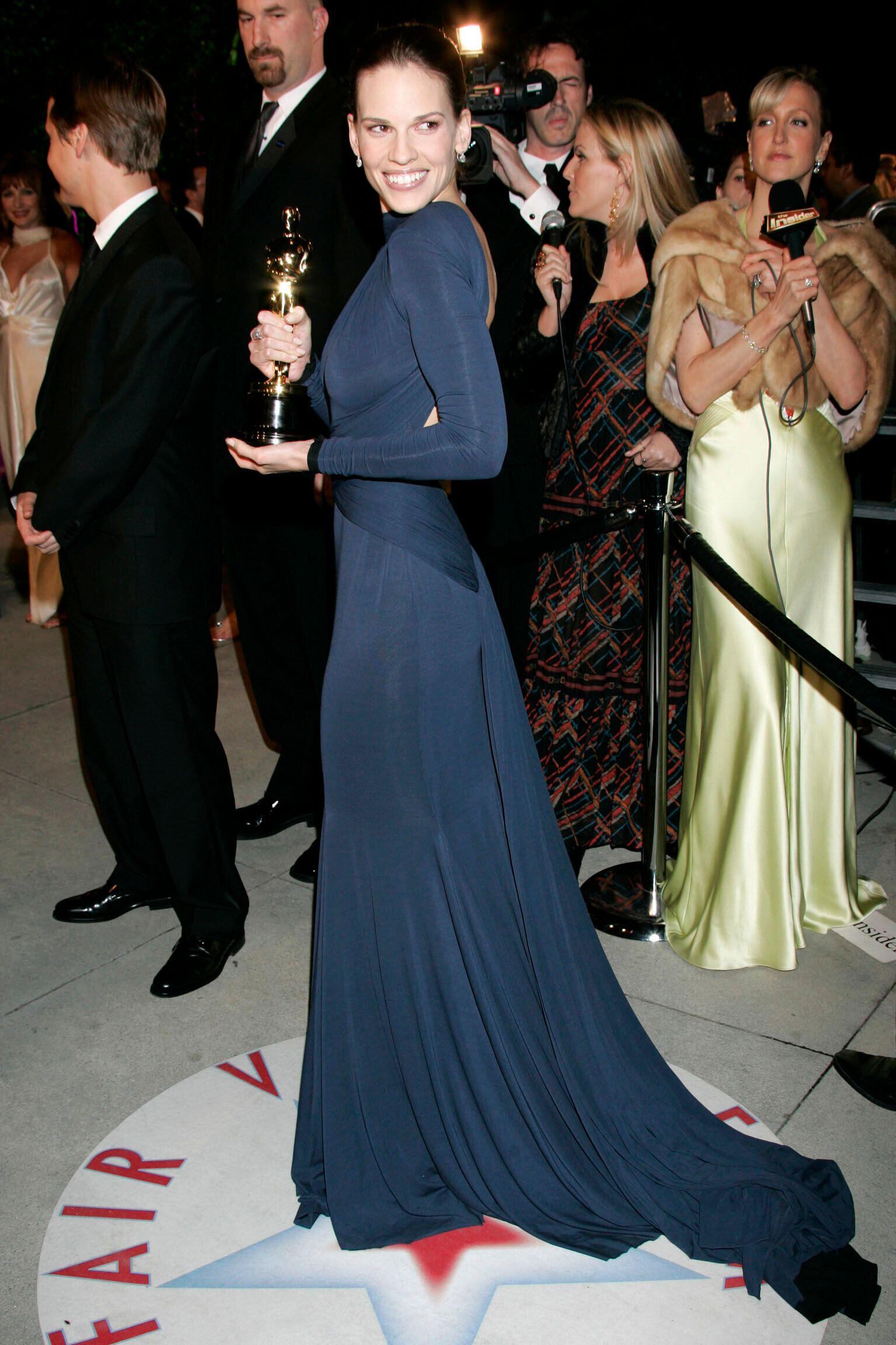 La emblemática prenda azul de Guy Laroche revive el impacto de los Oscar 2005 durante una gala en la Casa Blanca Bang Media International