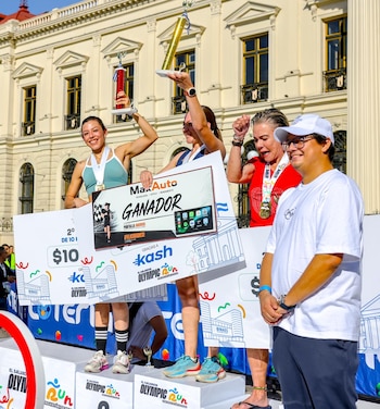 Los ganadores de las categorías masculina y femenina celebraron en el podio con premios de USD 150, USD 100 y USD 50.