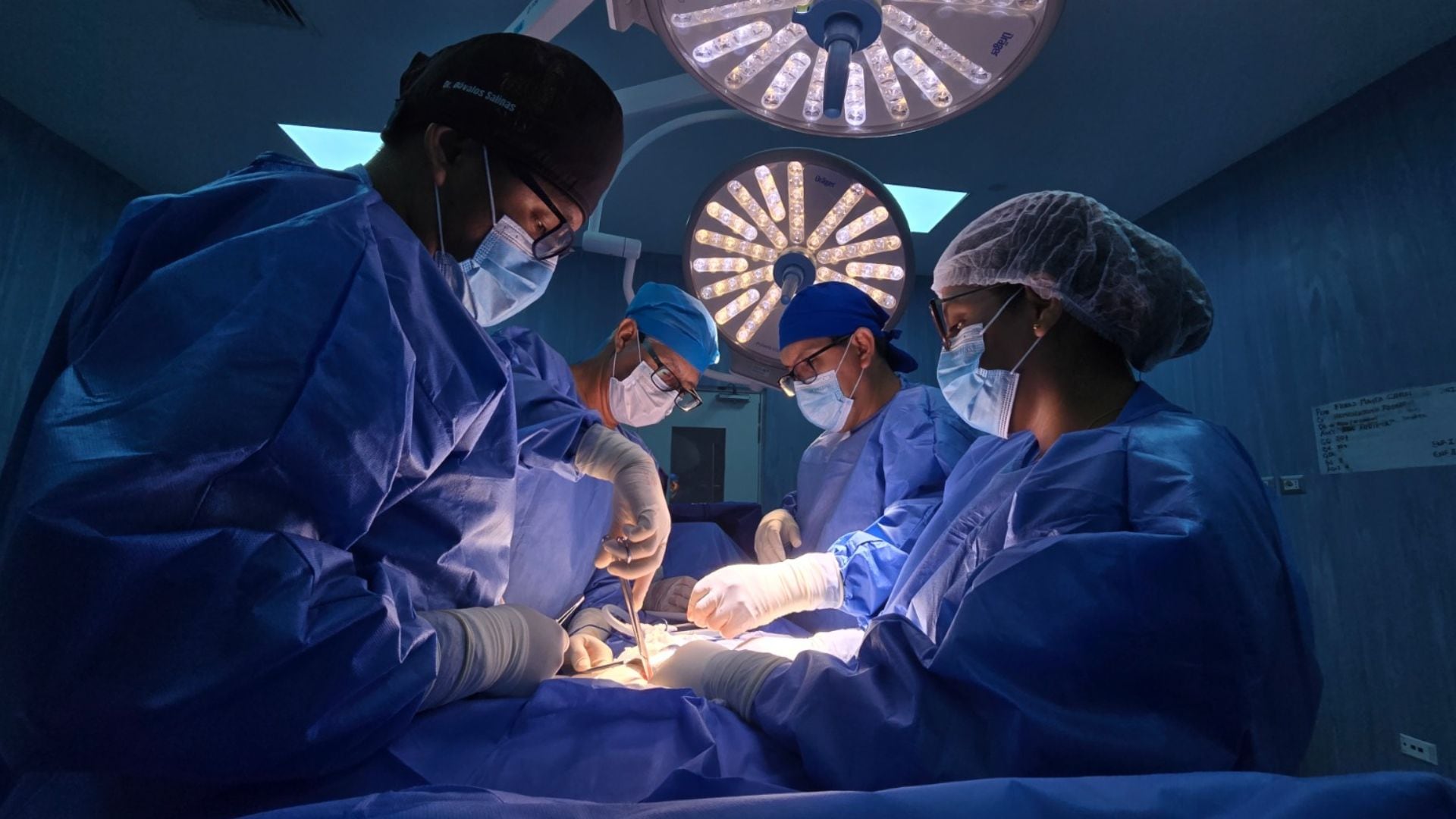 El procedimiento estuvo a cargo del cirujano oncólogo Jhon Rojas Saldívar, quien eligió la técnica de Whipple, una de las más complejas en el ámbito abdominal - Créditos: Essalud.