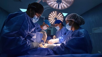 Extirpan tumor y restauran seis órganos en intervención inédita a paciente de 82 años