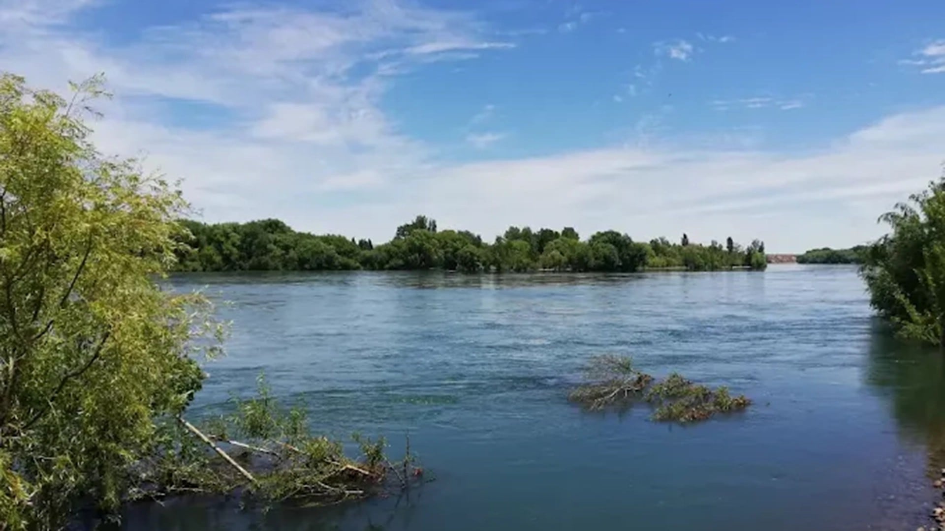 El sector Isla 32 del río Negro, a la altura de Paso Córdoba, cerca de General Roca, el lugar en donde se ahogó el joven de 28 años