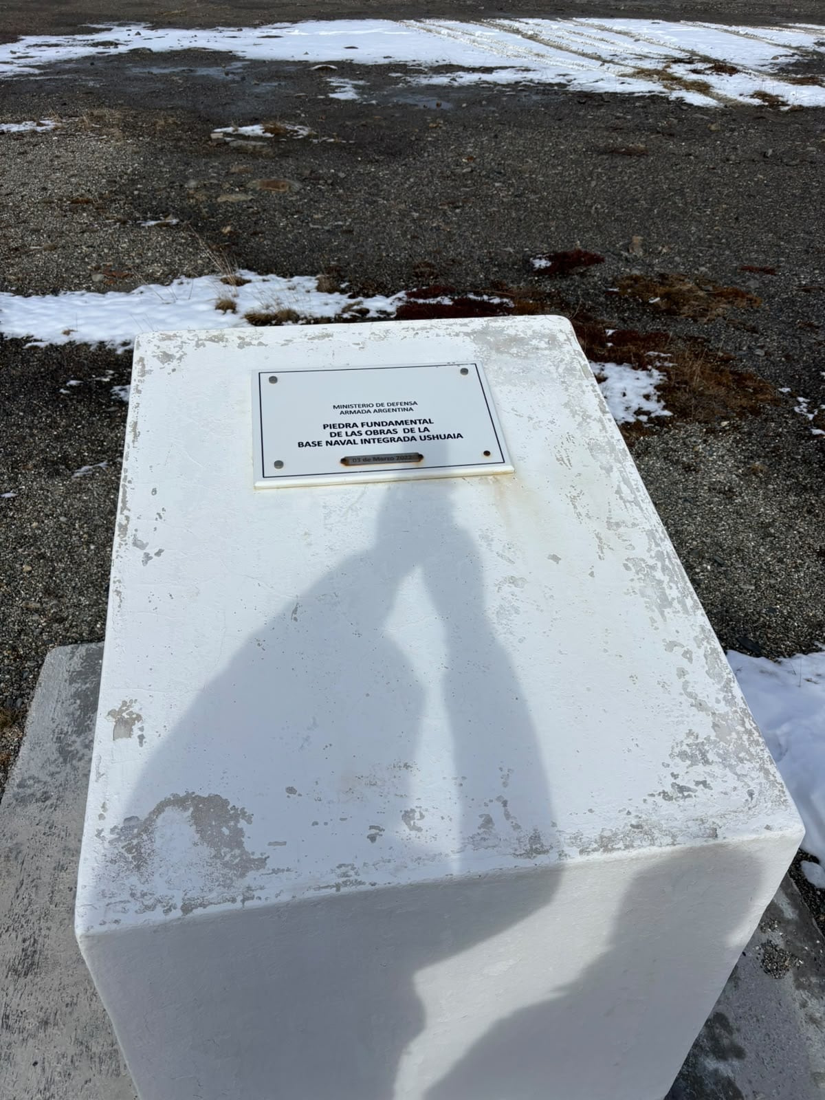 Un monolito marca la piedra fundamental de las obras de la Base Naval Integrada de la Armada Argentina en Ushuaia.