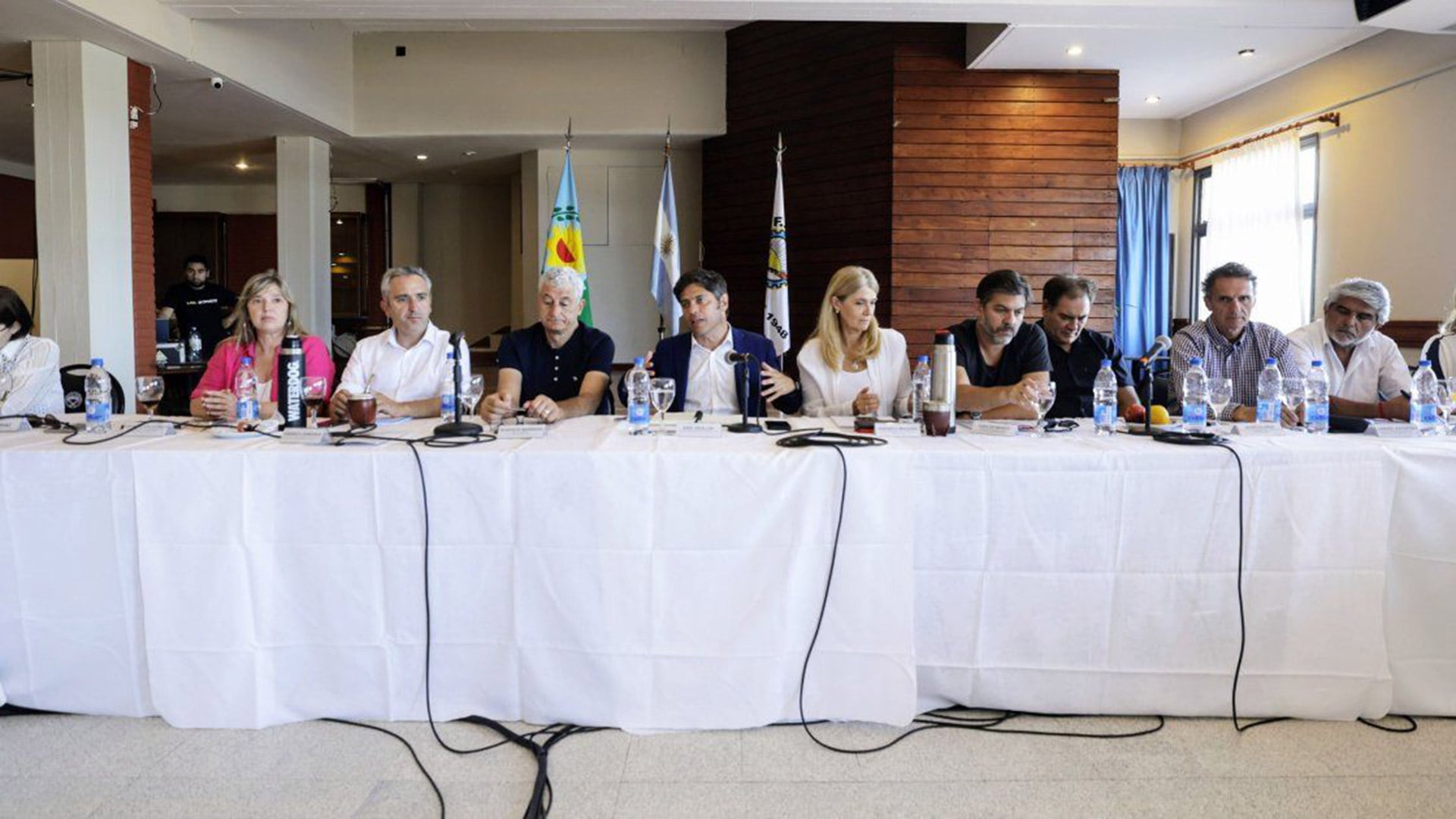 Kicillof con ministros e intendentes reunidos en Villa Gesell. Este miércoles repetirá la postal