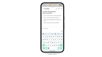 Un smartphone negro en posición vertical con una pantalla blanca que muestra la aplicación 'Ask Maps' de Google, y un teclado QWERTY en la parte inferior