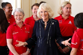 La reina Camila de Gran Bretaña posa para una fotografía con miembros de la tripulación del yate 'Maiden' tras su victoria en la Ocean Globe Race, en Clarence House, Londres, Gran Bretaña, 29 de abril de 2024. (Chris Jackson/Pool vía REUTERS)