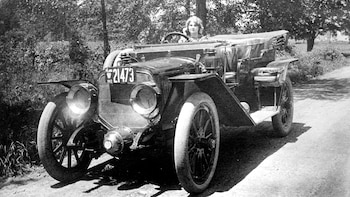 Lawrence y su vehículo. Ideó