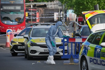 Forenses revisan la zona donde dos personas fueron apuñaladas en el vecindario de Golders Green, que cuenta con una numerosa comunidad judía, en Londres, el 29 de abril de 2026. (AP Foto/Kin Cheung)