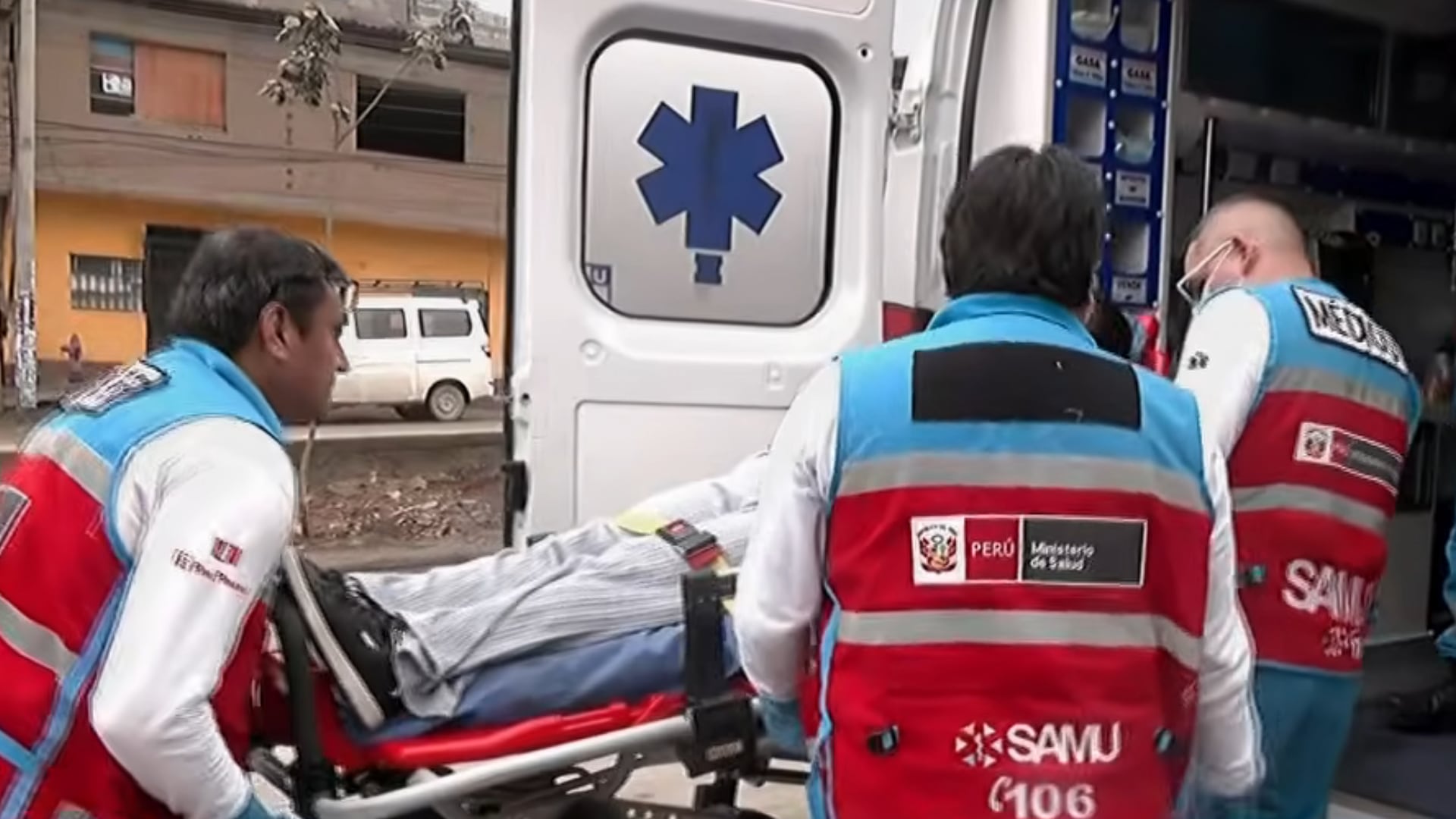 Personal del Servicio de Atención Móvil de Urgencia (SAMU) ingresa a un herido a una ambulancia tras el choque de buses en Villa María del Triunfo, Lima. (Captura: Buenos Días Perú / Panamericana)