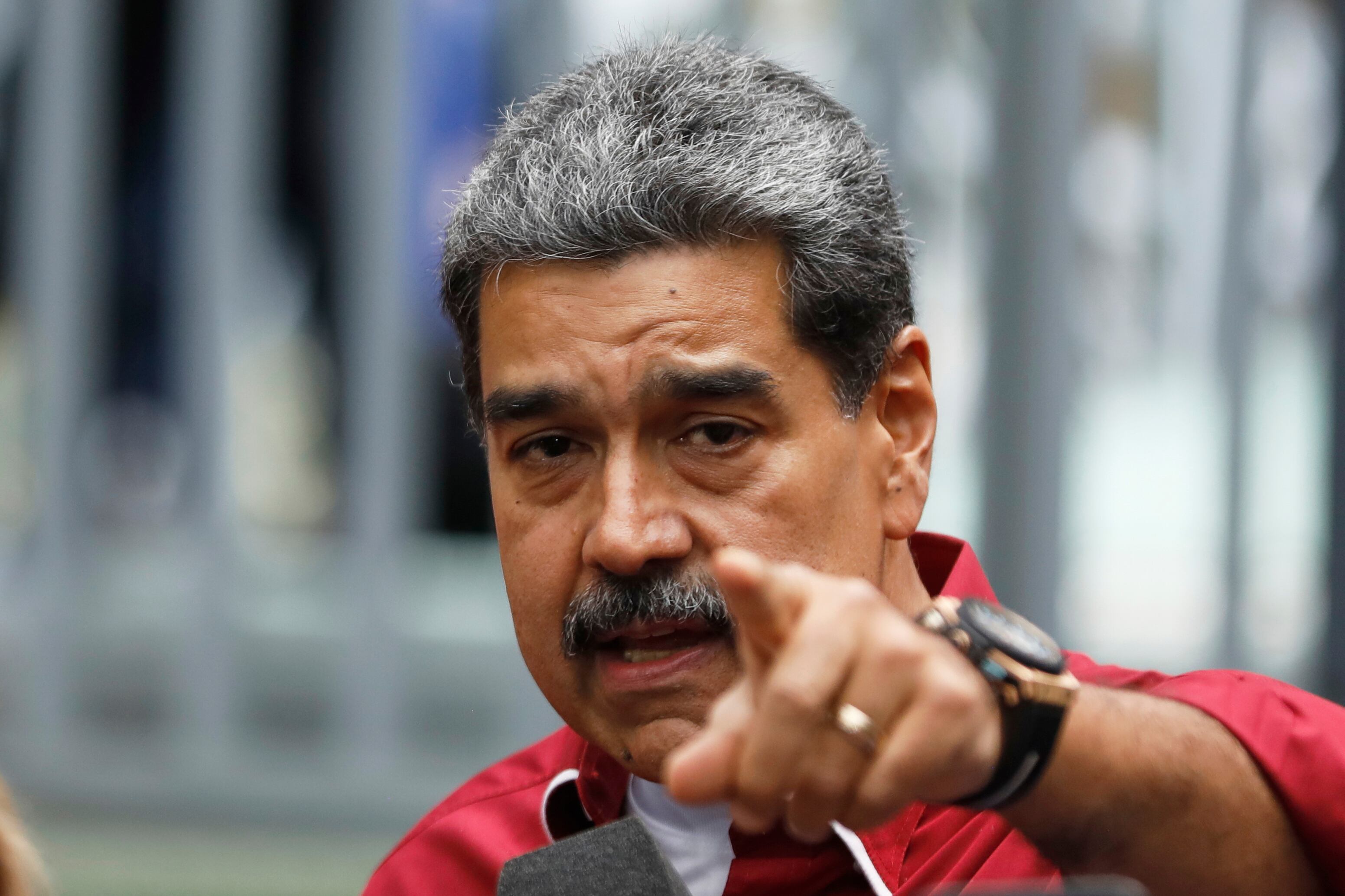 Nicolás Maduro habla con periodistas después de votar en las elecciones legislativas y de gobernadores en Caracas, Venezuela, el domingo 25 de mayo de 2025. (AP Foto/Cristian Hernández)