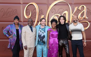 Los miembros del elenco Natasha Rothwell, Paterson Joseph, Calah Lane, Timothée Chalamet y Keegan-Michael Key, junto con el director Paul King, asisten al estreno de la película Wonka en Los Ángeles, California, EE. UU., el 10 de diciembre de 2023. REUTERS/Mario Anzuoni