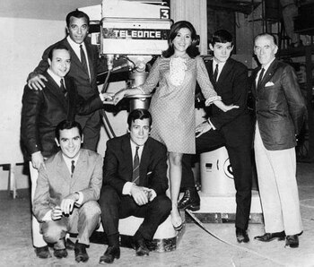 Henny rodeada de sus colegas