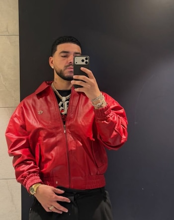 El cantante antioqueño compartió los objetos que usa a diario: gafas por las luces, una perrita que lo acompaña, dos celulares y accesorios con los que prepara conciertos y graba contenido - crédito @ryancastro/IG