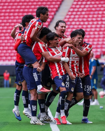 Esteban Mendoza y Jesús Hernández fueron las figuras del encuentro (X: Chivas)