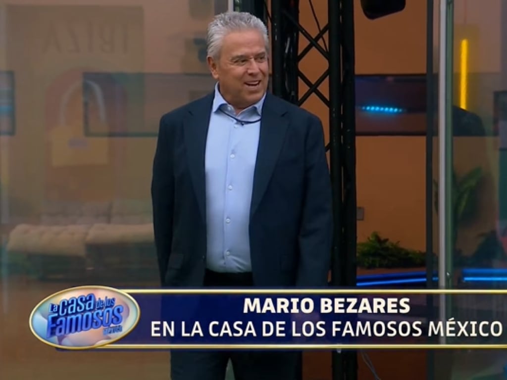 El presentador Mario Bezares realiza una visita a los finalistas durante la transmisión del programa La Casa de los Famosos México. (Facebook: La Casa de los Famosos México 4)