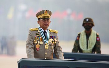 El General Min Aung Hlaing,