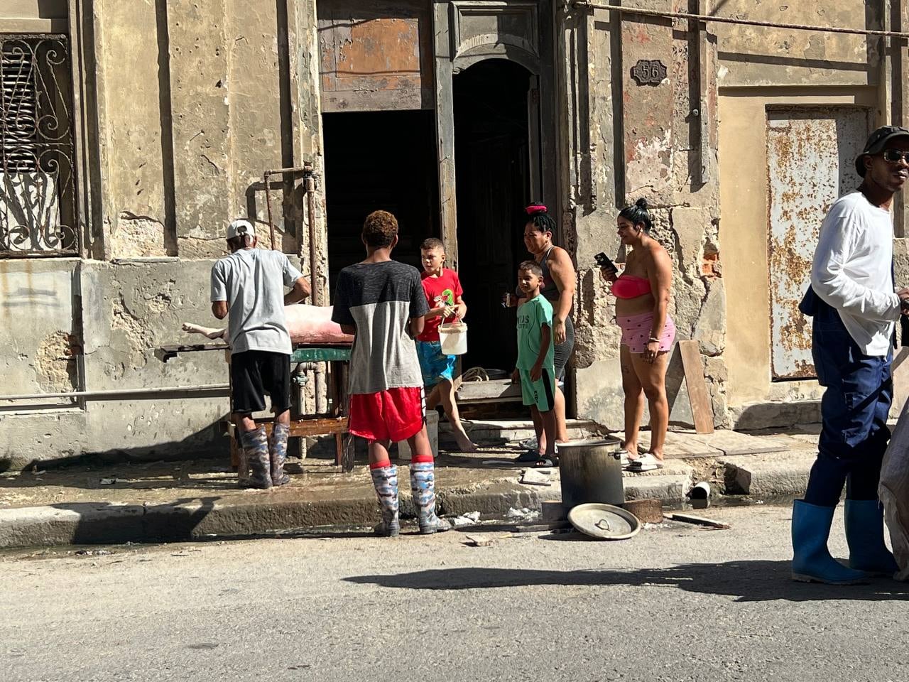 La falta de gas licuado y los cortes de electricidad de hasta 20 horas diarias obligan a los habaneros a resolver la cocción de alimentos en la calle, con fuego de leña o carbón, en una práctica que se repite en distintos barrios de la capital (Infobae)