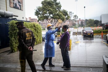 30/09/2020 Coronavirus.- Colombia suma otros 5.800 contagios y supera ya la cifra de los 824.000 casos acumulados.
Un ciudadano colombiano ha presentado un recurso de desacato contra el ministro de Salud, Fernando Ruiz, al considerar que no hab�a respetado el fallo judicial que obligaba a la cartera exigir pruebas de coronavirus a aquellos viajeros extranjeros que llegaban al pa�s.
POLITICA SUDAM�RICA LATINOAM�RICA COLOMBIA INTERNACIONAL
PPI / ZUMA PRESS / CONTACTOPHOTO