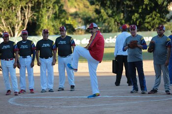 Nicolás Maduro jugando al béisbol (EFE/PALACIO MIRAFLORES)