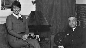 Emilio Herrera Linares junto a