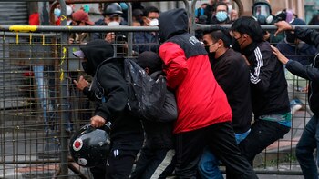 Choques entre manifestantes y la