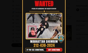 Un cartel con el texto WANTED que incluye capturas de una cámara de seguridad con una mujer en la calle y datos de contacto de Manhattan Shomrim