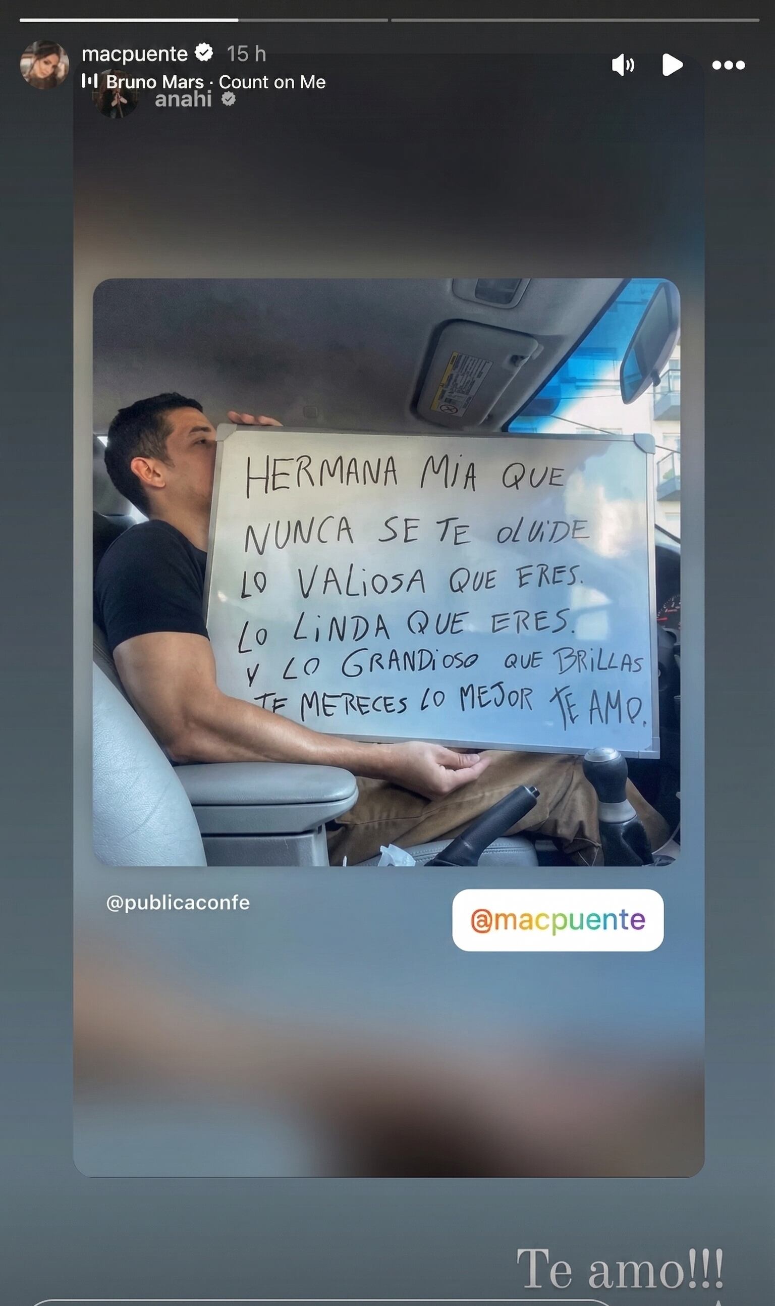 El esposo de Anahí, Manuel Velasco Coello, sostiene un pizarrón con un mensaje de apoyo para Marichelo, la hermana de Anahí, quien atraviesa una crisis en su matrimonio. (Anahí: Instagram)