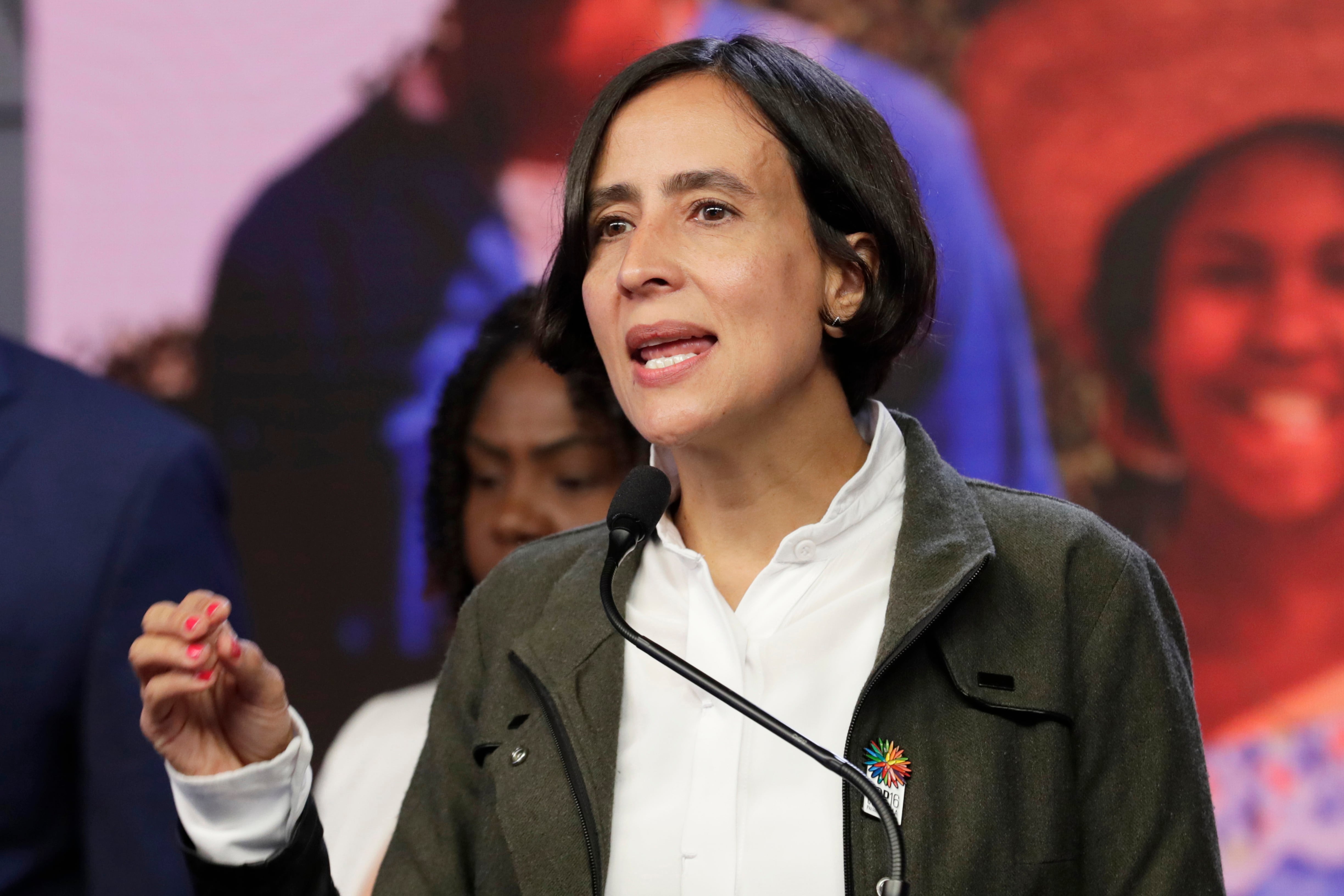 Susana Muhamad sostuvo que los grafitis realizados en la sede fueron una forma de expresar la inconformidad de las manifestantes - crédito Carlos Ortega/EFE