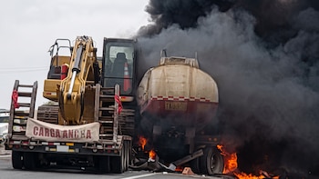 Accidente en la Panamerica Norte: tráiler que trasladaba maquinaria pesada impactó contra una cisterna y provocó incendio
