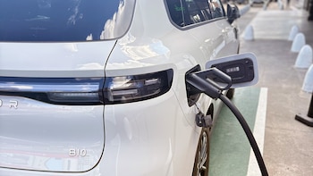 Autos eléctricos e híbridos: cuánto cuesta cargarlos en casa, cuánto demora y qué se necesita para instalar el equipo