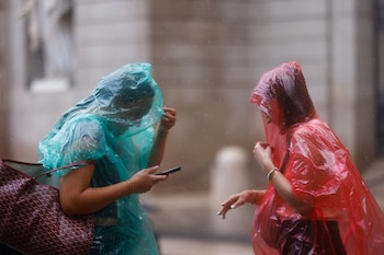 Personas se protegen de la