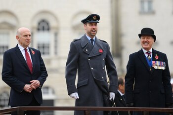 El príncipe William se encuentra junto al secretario de Defensa de Gran Bretaña, John Healey, y Paul Bennett durante la ceremonia anual del Domingo del Recuerdo, en Whitehall (REUTERS/Jaimi Joy)