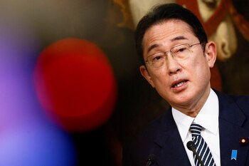 Kishida comenzó su gira en Indonesia, Vietnam y Tailandia, y posteriormente se desplazó hasta Italia, en un viaje que se prolongará hasta el día 6 de mayo (REUTERS/Guglielmo Mangiapane/File Photo)