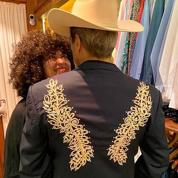 El cantante mostró la chamarra