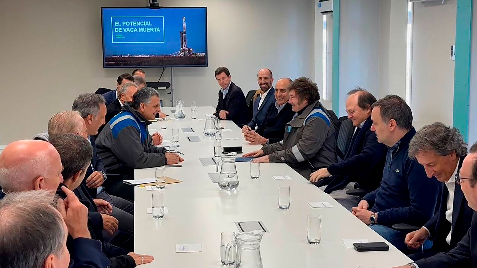 Javier Milei junto a Horacio Marín, presidente de YPF, en Vaca Muerta