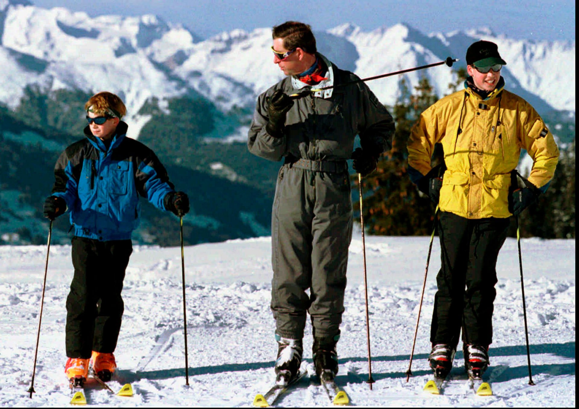 El príncipe Carlos de Gran Bretaña acompaña a sus hijos Harry y Guillermo en las pistas de esquí de la estación alpina de Klosters, en Suiza, durante el primer día completo de sus vacaciones de esquí. (Arno Balzarini/Keystone vía AP, Archivo)