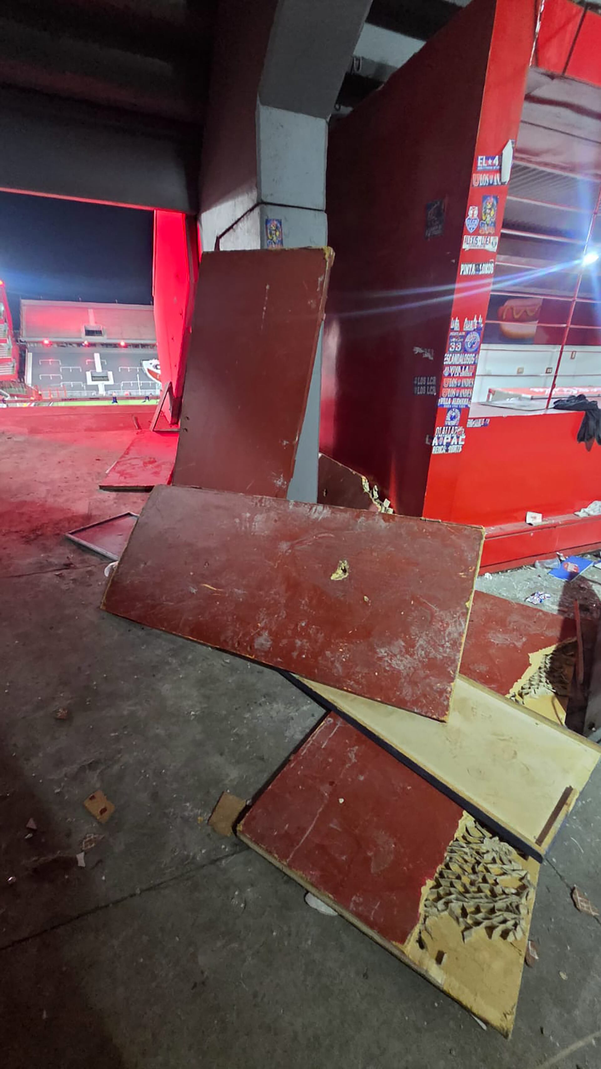 Algunos de los destrozos que quedaron en el sector visitante tras los graves incidentes