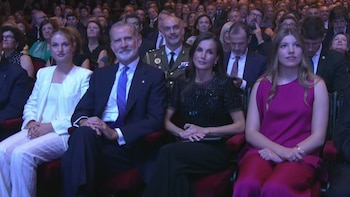 Cambio de ropa en los Premios Princesa de Girona 2026 tras el despiste francés: del bolso homenaje de la princesa Leonor al brazalete de la infanta Sofía