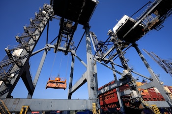 El sistema portuario nacional movilizó más de 3.17 millones de TEU durante los primeros cuatro meses de 2026. EFE/ Bienvenido Velasco