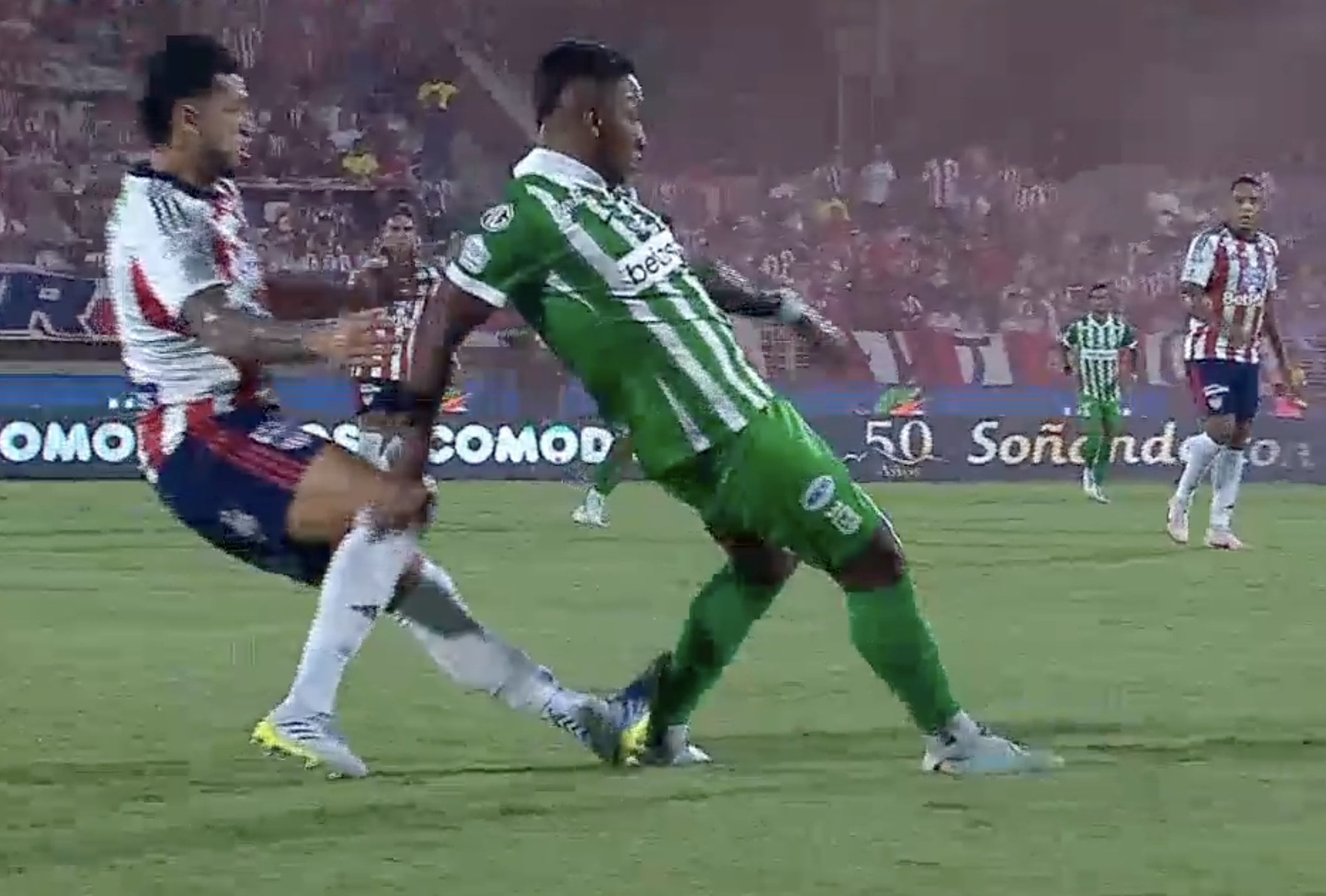 Falta de Daniel Rivera contra Alfredo Morelos en la final de la Liga BetPlay I-2026 entre Junior FC vs. Atlético Nacional - crédito Win Sports