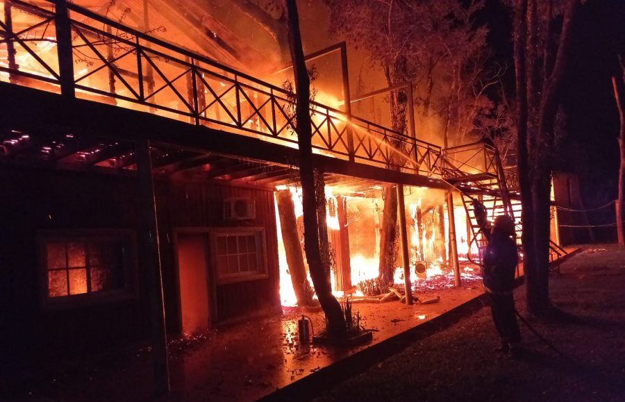 El fuego consumió por completo diez cabañas de madera y un salón en el complejo turístico Palmar del Río ubicado en Mojón Grande