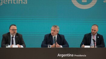 Alberto Fernández junto a sus