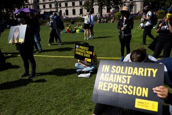 Los manifestantes sostienen pancartas fuera