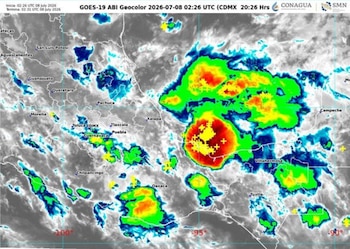 Mapa satelital de México que muestra formaciones de nubes en tonos blancos, azules, verdes, amarillos y rojos con cruces amarillas sobre zonas de mayor actividad