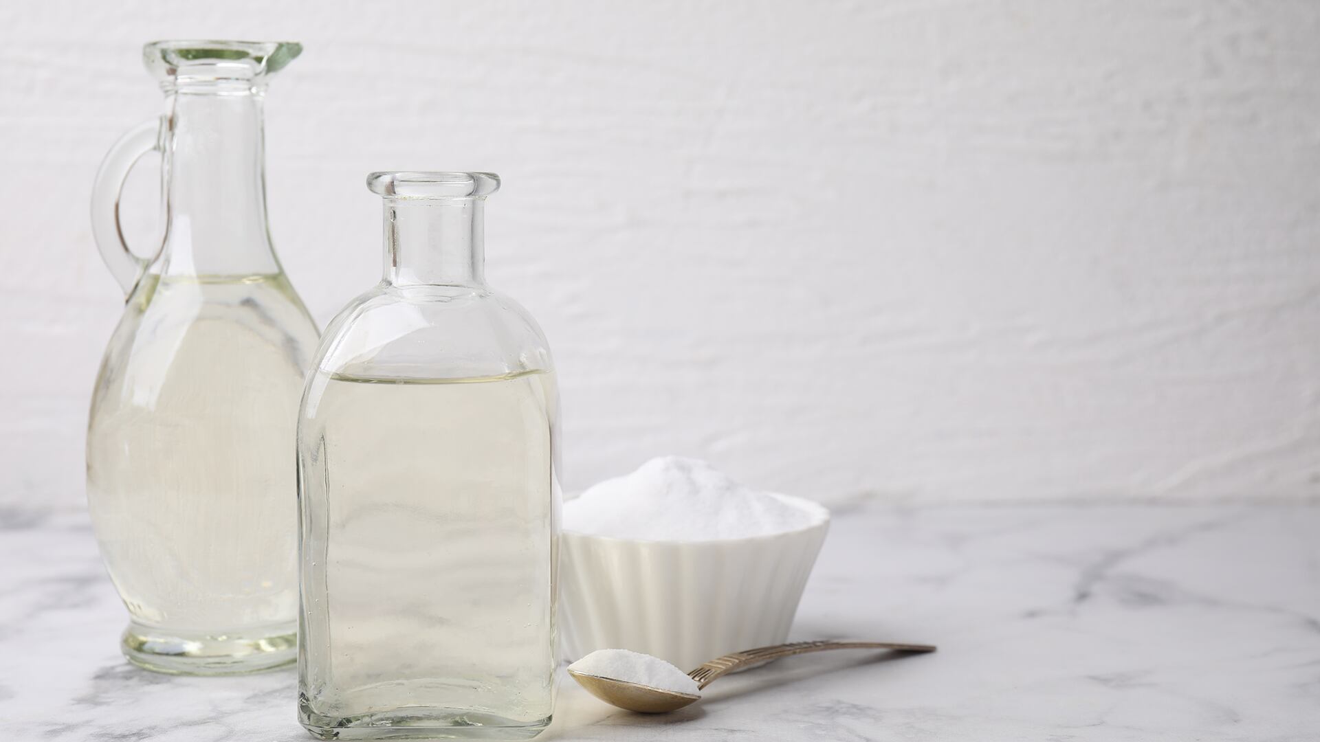 El vinagre blanco actúa como desengrasante y desinfectante, eliminando bacterias y residuos acumulados en el microondas. (Freepik)