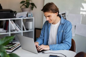 La adaptación de nombres internacionales como Airbnb al español sigue generando dudas frecuentes entre los usuarios en Colombia - crédito Freepik