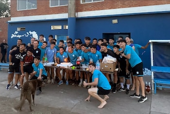 Los miembros del equipo CRUyC celebran el 31 cumpleaños de Lucas Pochettino. Lucas es sobrino del seleccionador estadounidense (Teo Armus/The Washington Post)