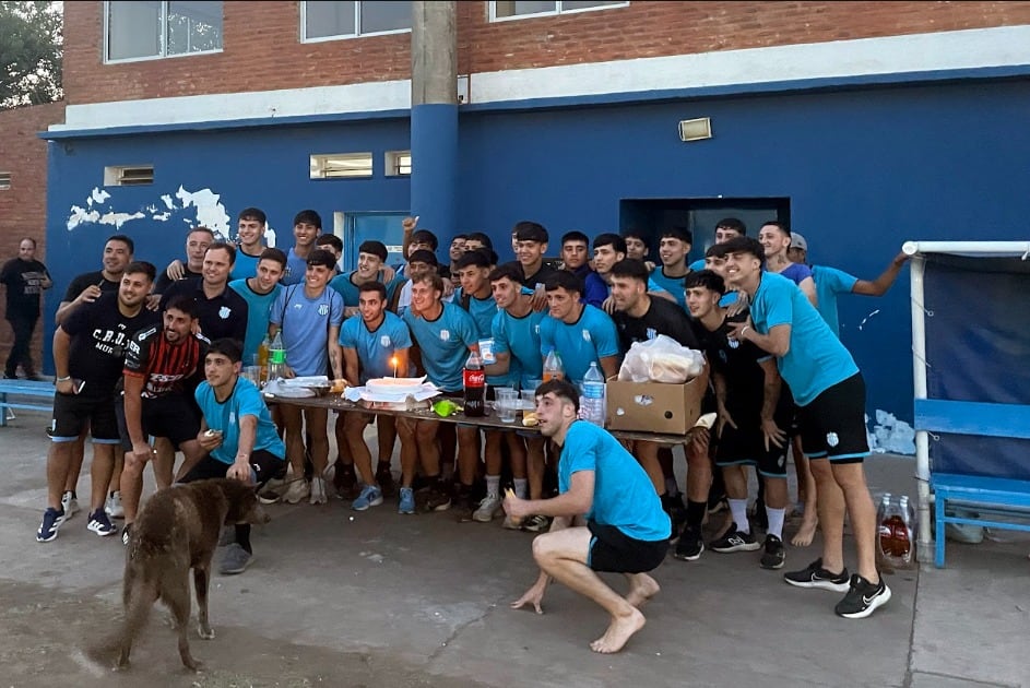 Los miembros del equipo CRUyC celebran el 31 cumpleaños de Lucas Pochettino. Lucas es sobrino del seleccionador estadounidense (Teo Armus/The Washington Post)