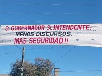 Vecinos de La Plata colgaron pasacalles por la ola de inseguridad: “Sr. Chorro, pase tranquilo”