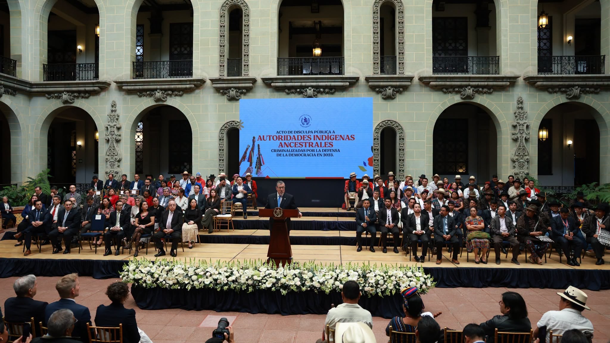 El presidente Bernardo Arévalo encabeza el acto de disculpa pública del Gobierno de Guatemala a autoridades indígenas ancestrales criminalizadas en 2023. (Diario de Centroamérica y Ministerio de Agricultura)
