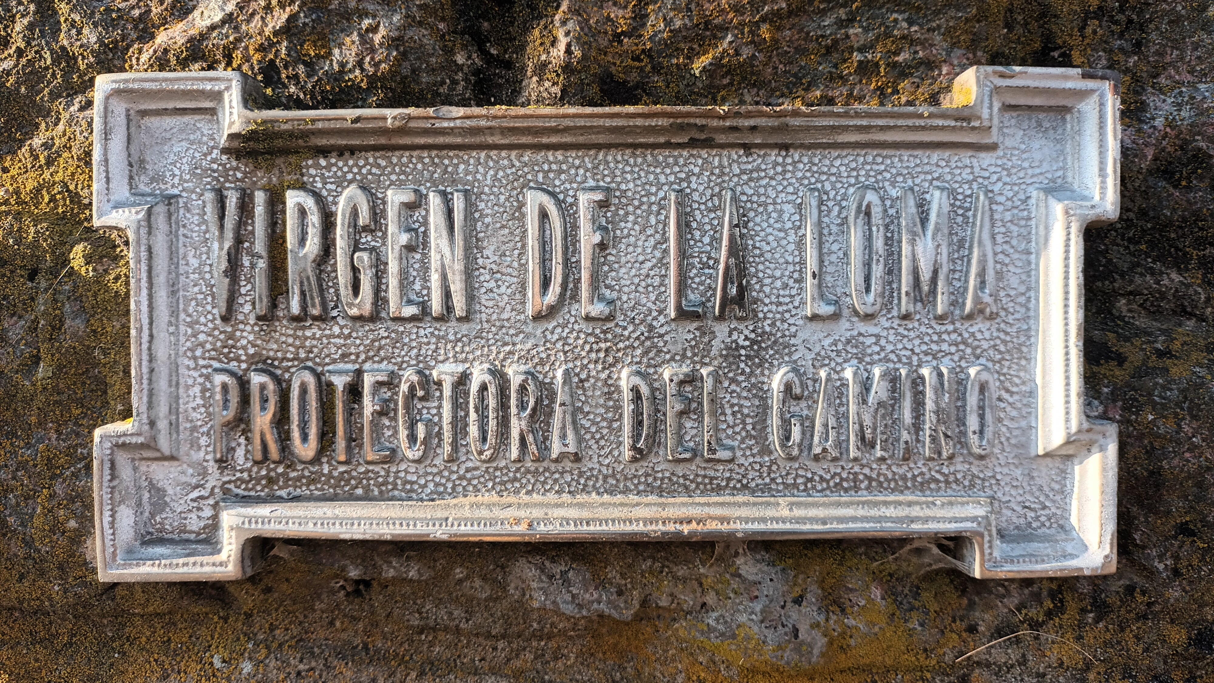 La construcción del templete de la Virgen de la Loma comenzó el 12 de mayo de 1967 frente al sitio del hallazgo sobre la Ruta Nacional 226
